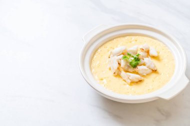 Çiğ yengeçli haşlanmış yumurta.