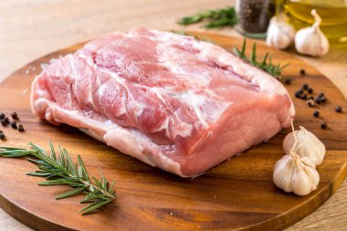 taze domuz ham filetosu ahşap tahta üzerinde