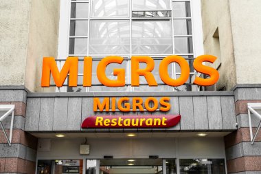 Spiez, İsviçre - 24 Ağustos, 2018: Zürih'te bir Migros Restoran girişinde. Migros Restoranlar İsviçre'nin en büyük perakendeci olan Migros şirketi tarafından ait olan.