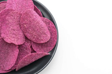 Beyaz arka planda izole edilmiş tatlı patates cipsi