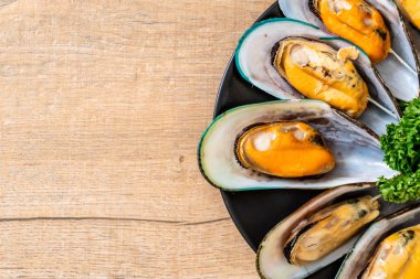 deniz ürünleri midye maydanoz ve limon ile