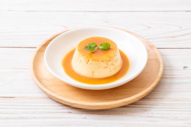 Naneli ev yapımı karamel kremalı puding.