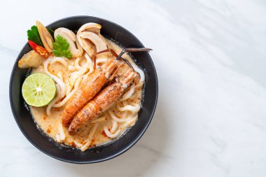 Baharatlı karides udon ramen noodle (Tom Yum Goong) - Japon füzyon gıda tarzı