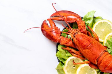 taze Haşlanmış istakoz sebze ve limon ile