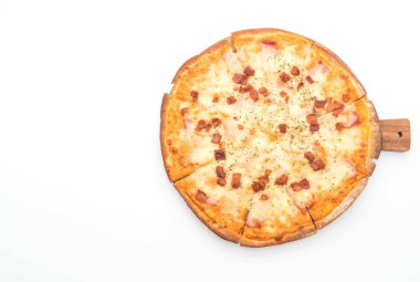 Beyaz arka plan üzerinde izole jambon ve peynirli pizza