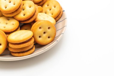 Beyaz arka planda izole edilmiş ananas reçelli hindistan cevizi bisküvisi