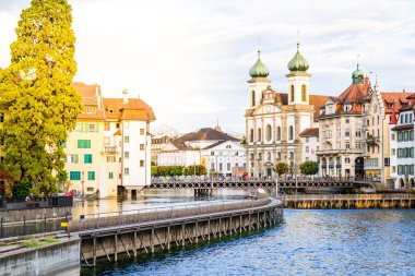 Tarihi kent merkezi, Lucerne (Luzern) İsviçre'deki ünlü Şapel Köprüsü ile.