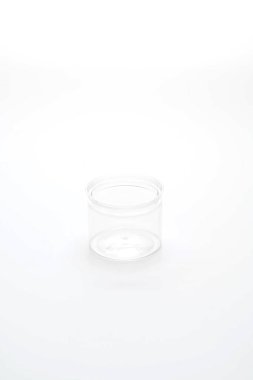 Boş plastik kavanoz beyaz arkaplanda izole edildi