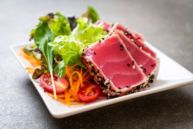 Taze ton balığı ve sebze salatası. Sağlıklı yemek.