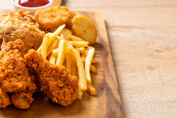 Pollo Frito Con Papas Fritas Nuggets Comida Chatarra Comida Poco — Foto de Stock