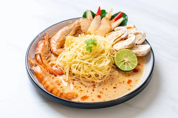 Pasta Espaguetis Camarones Picantes Tom Yum Goong Estilo Comida Fusión — Foto de Stock