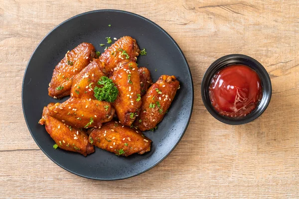 Alitas Pollo Horno Barbacoa Con Sésamo Blanco —  Fotos de Stock