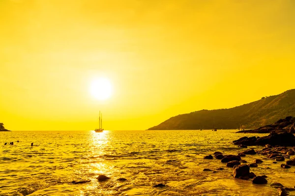 Σιλουέτα Βάρκα Στην Θάλασσα Και Ωκεανό Όμορφο Ηλιοβασίλεμα Ουρανό Εφέ — Φωτογραφία Αρχείου