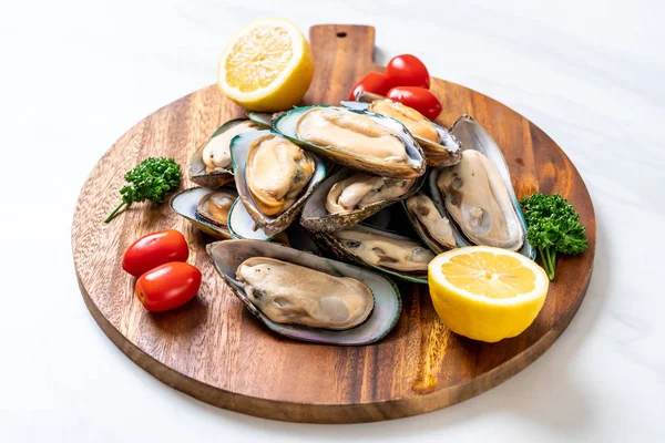 Färsk Mussla Trä Ombord Med Ingredienser — Stockfoto