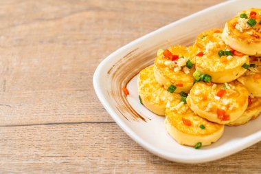 Sahanda yumurta yumuşak tofu sarımsak - sağlıklı, vegan ve sebze gıda tarzı