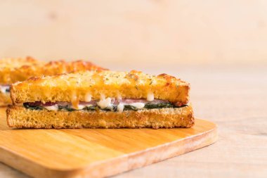 fırında ıspanak ve Jambonlu sandviç sos ile