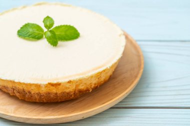 Ahşap zemin üzerine nane ile ev yapımı cheesecake
