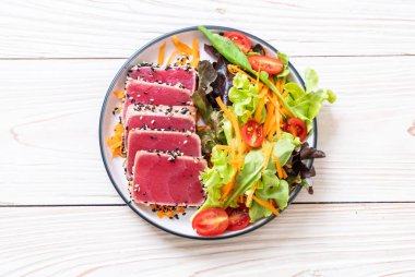 Taze ton balığı ve sebze salatası. Sağlıklı yemek.