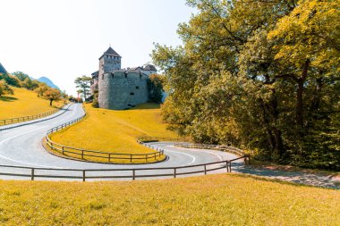 Güzel mimari Kalesi'nde Vaduz, Liechtenstein Prens mavi gökyüzü ile resmi konutu