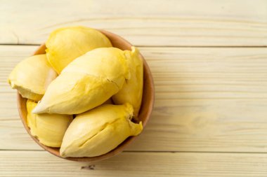 Ahşap zemin üzerinde taze Durian meyvesi