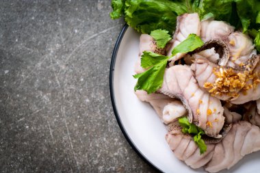 Soslu ve sebzeli haşlanmış balık sosu.