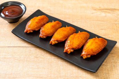 Barbekü tavuk kanadı sosu ile