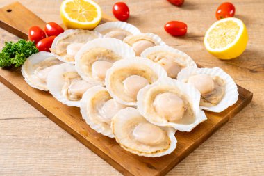 Ahşap tahta üzerinde taze kabuk tarak