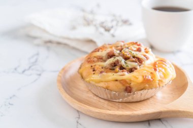 jambon salata ve kurutulmuş domuz topuz ahşap plaka üzerinde