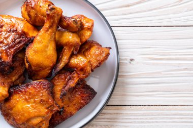 Masada ızgara ve ızgara tavuk.