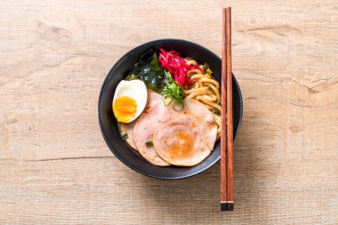 Baharatlı miso udon ramen noodle ile domuz eti - Japon gıda tarzı