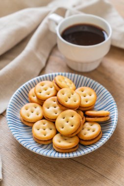 Hindistan cevizli bisküvi ve ananas reçeli.