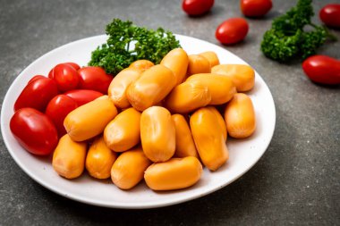 domuz eti kokteyl sosisi plaka üzerinde