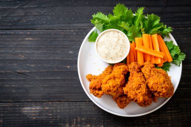 Sebzeli kızarmış tavuk kanadı.