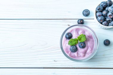 Taze yaban mersinli ev yapımı yoğurt