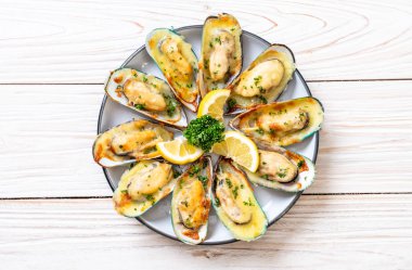 Peynirli taze midye.