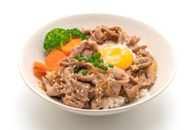Donburi, domuz eti Pilav kasesi onsen yumurta ve beyaz arka plan üzerinde izole sebze