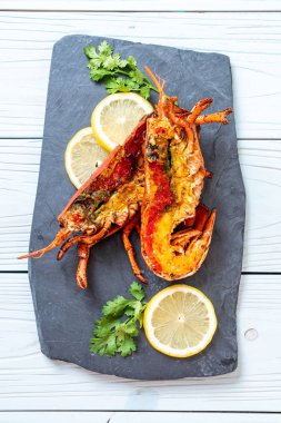 Limonlu ızgara ıstakoz biftek.