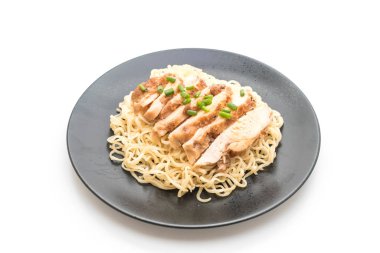 Beyaz arka plan üzerinde izole Kızartma tavuk şehriye