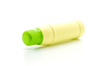 Plastik deterjan kutusu beyaz arkaplanda izole edildi