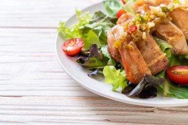 ızgara tavuk salata sebze - sağlıklı gıda tarzı ile