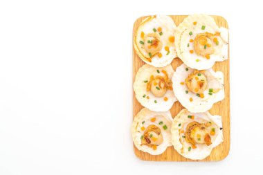 tereyağı ve beyaz arka plan üzerinde izole sarımsak ile ızgara tarak shell