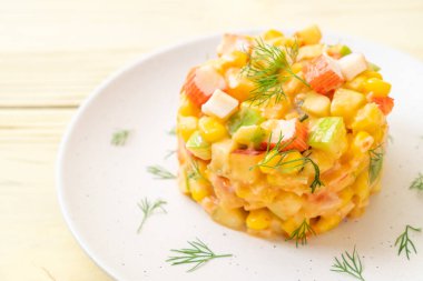 meyve salatası (elma, Mısır, papaya, ananas) - yengeç sopa ile karışık sağlıklı gıda tarzı