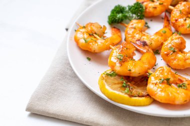 Limon - deniz ürünleri tarzı ile ızgara kaplan karides şiş