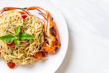 ızgara karides ve domates - İtalyan Füzyon gıda tarzı ile tavada kızartılmış spagetti