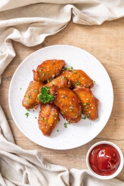 Beyaz susamlı ızgara tavuk kanadı.