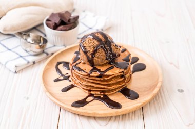 Çikolatalı dondurma plaka ile gözleme