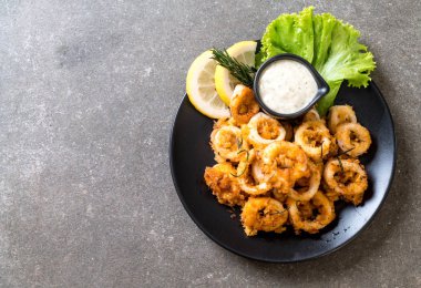 Kızarmış squids ve ahtapot (kalamar) soslu - sağlıksız gıdalar