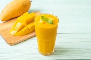 taze mango smoothies - sağlıklı yiyecek ve içecek konsepti