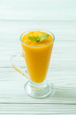 taze mango smoothies - sağlıklı yiyecek ve içecek konsepti