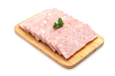 Beyaz arka planda dilimlenmiş pastırma ızgarası.